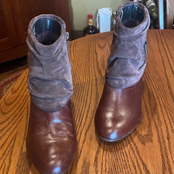 Clarks 2.25” Leather wedge boots w/ suede trim side zip in Sz 10M. Comfy & NICE - Picture 5 of 5